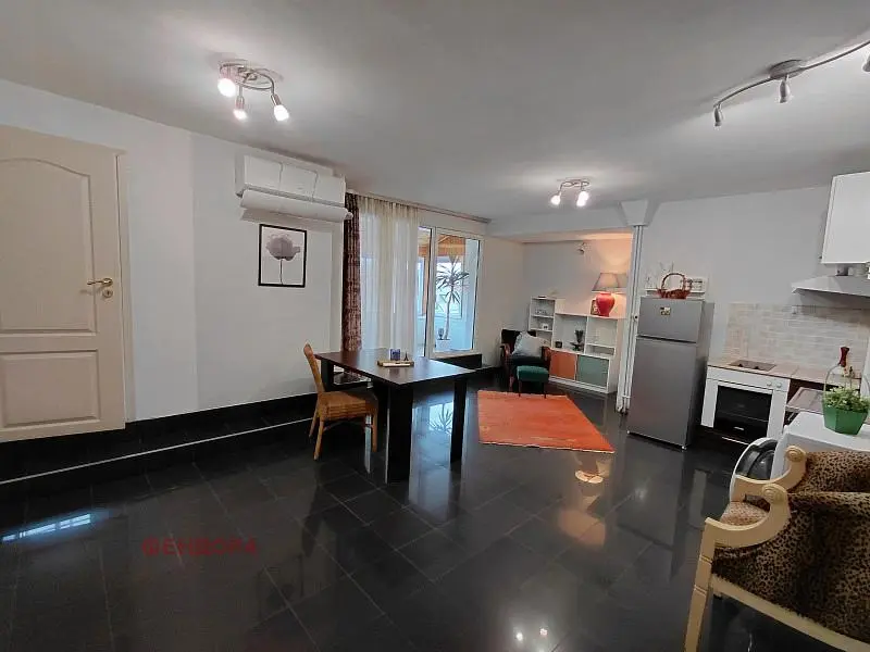 Cucina; pavimento in piastrelle, elettrodomestici, luce naturale