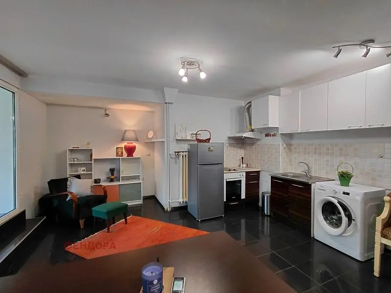 Cucina; pavimento in legno, pavimento in piastrelle, luce naturale, stile moderno
