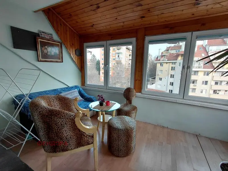 Soggiorno; vista, stile rustico, pavimento in legno, luce naturale