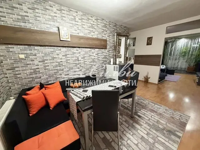 Obývací pokoj; moderní styl, dřevěná podlaha, přirozené světlo