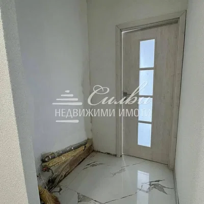 Garderobe; fliesenboden, renovierungsbedürftig