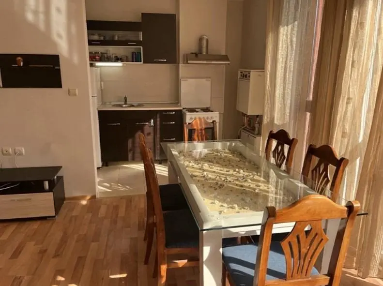 Cucina; elettrodomestici, pavimento in legno, luce naturale