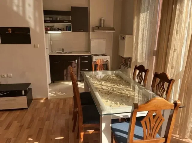 Cucina; elettrodomestici, pavimento in legno, luce naturale