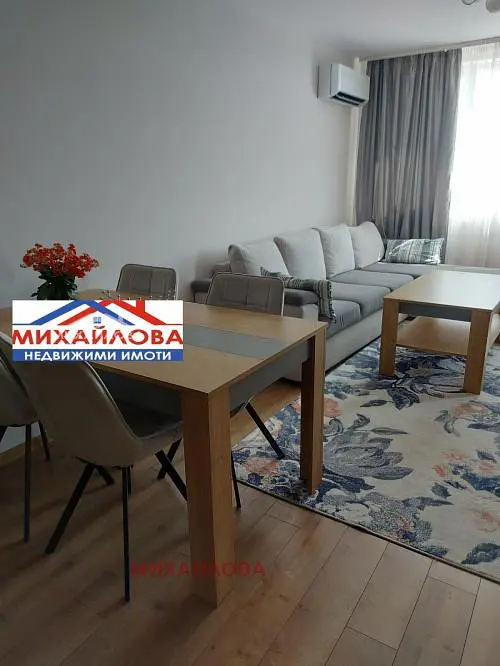 Soggiorno; pavimento in legno, luce naturale, stile moderno