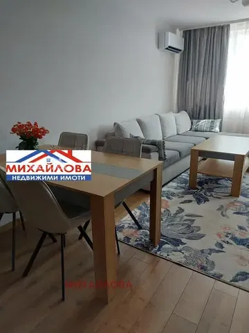 Soggiorno; pavimento in legno, luce naturale, stile moderno