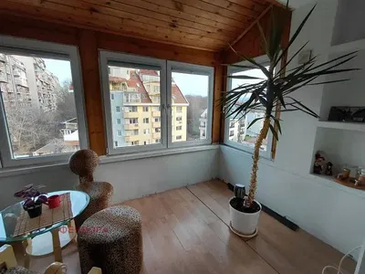 Balcone; vista, pavimento in legno, luce naturale