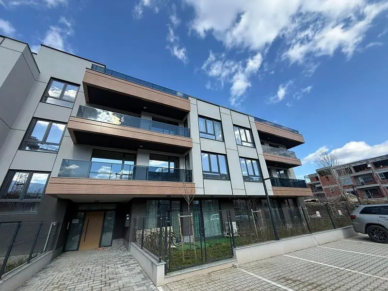 Dům a okolí; výhled