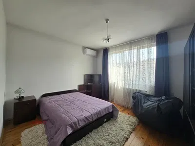 Ložnice; dřevěná podlaha, přirozené světlo