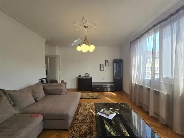 Obývací pokoj; přirozené světlo, dřevěná podlaha, moderní styl