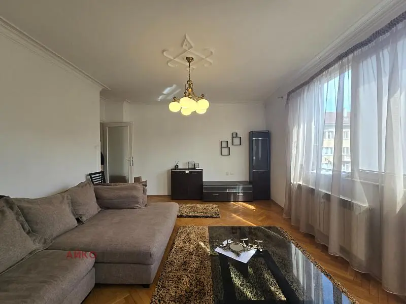 Obývací pokoj; přirozené světlo, dřevěná podlaha, moderní styl