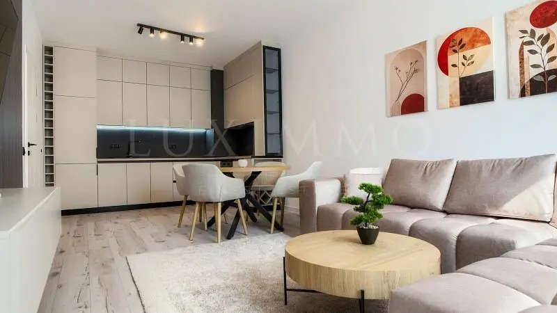 Soggiorno; stile moderno, pavimento in legno, luce naturale, elettrodomestici