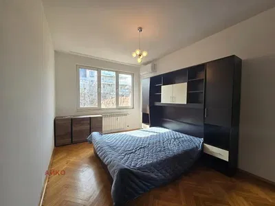 Ložnice; dřevěná podlaha, přirozené světlo