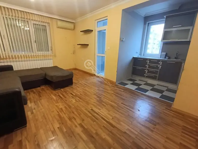 Obývací pokoj; dřevěná podlaha, přirozené světlo