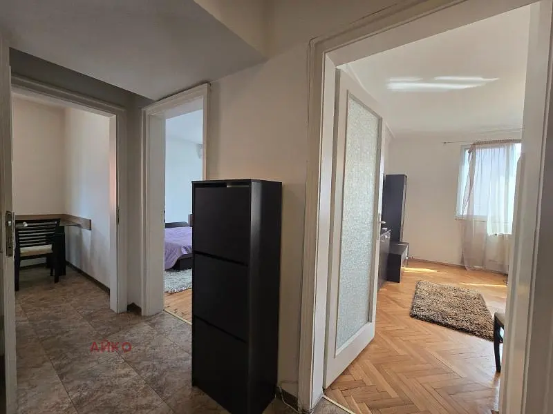 Komora; dlažba, dřevěná podlaha