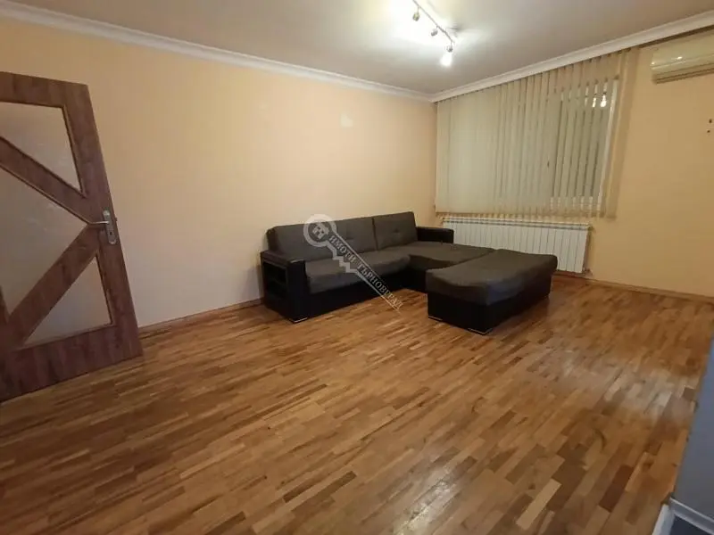 Obývací pokoj; dřevěná podlaha, přirozené světlo