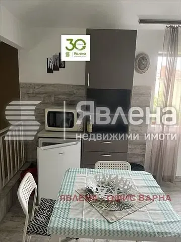 Kuchyně; kuchyňské spotřebiče, dlažba, přirozené světlo