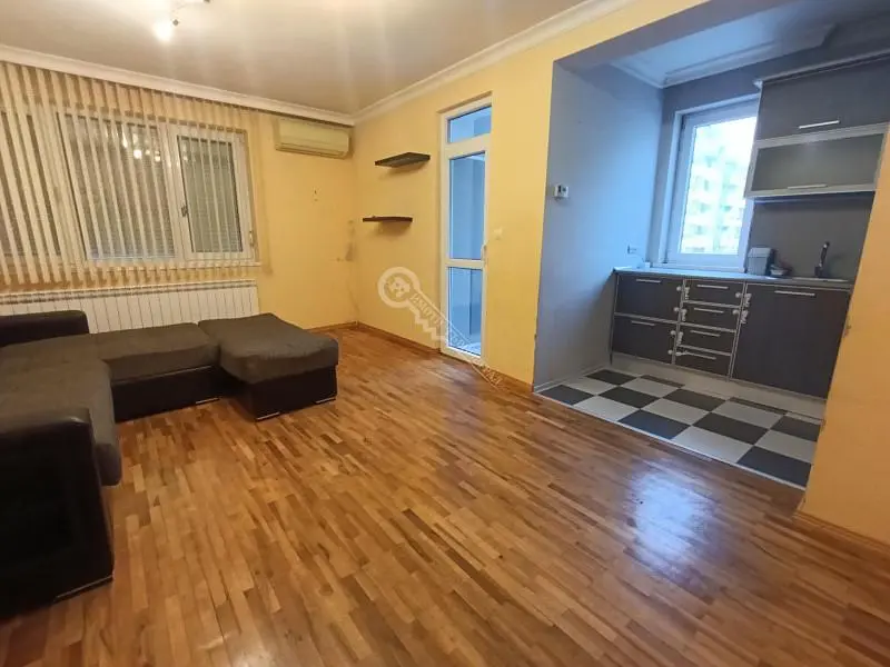 Obývací pokoj; dřevěná podlaha, přirozené světlo