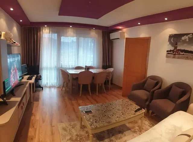 Soggiorno; pavimento in legno, luce naturale, stile moderno