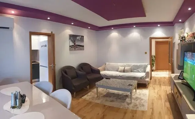 Soggiorno; luce naturale, stile moderno, pavimento in legno