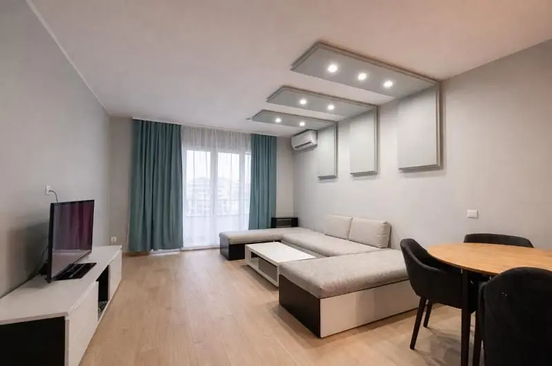 Wohnzimmer; tageslicht, holzboden, moderner stil