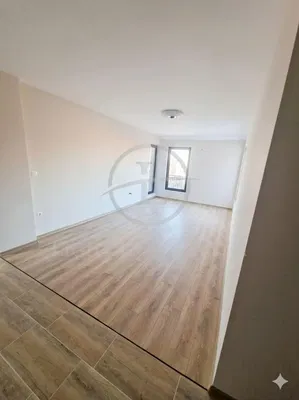 Wohnzimmer; tageslicht, fliesenboden, holzboden