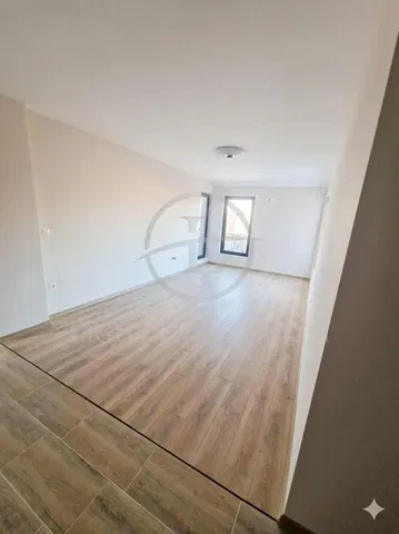 Wohnzimmer; tageslicht, fliesenboden, holzboden