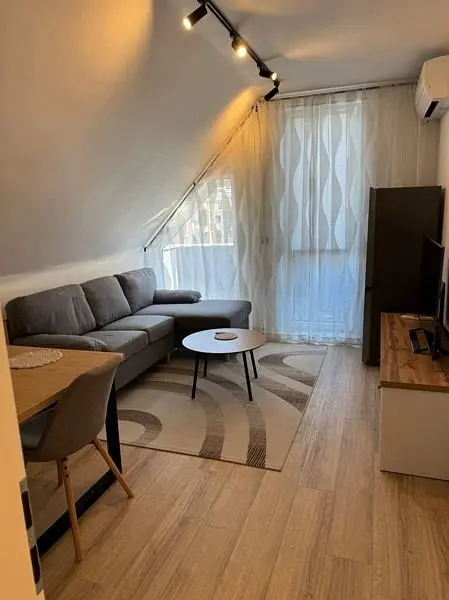 Wohnzimmer; holzboden, tageslicht, moderner stil