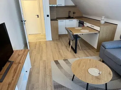 Wohnzimmer; holzboden, tageslicht, moderner stil