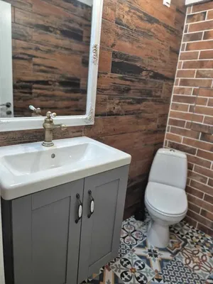 Toilette; fliesenboden, tageslicht