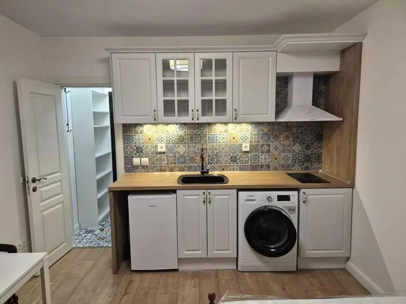 Küche; küchengeräte, holzboden, tageslicht, moderner stil