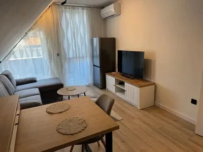 Wohnzimmer; holzboden, tageslicht, moderner stil