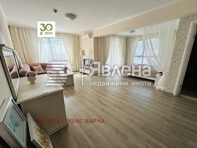 Wohnzimmer; blick, holzboden, tageslicht, moderner stil