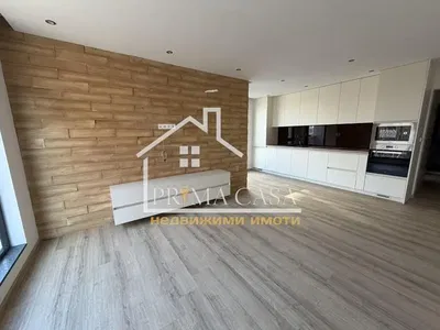 Kuchyně; kuchyňské spotřebiče, dřevěná podlaha, přirozené světlo, moderní styl