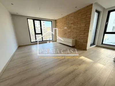 Obývací pokoj; výhled, dřevěná podlaha, přirozené světlo, moderní styl