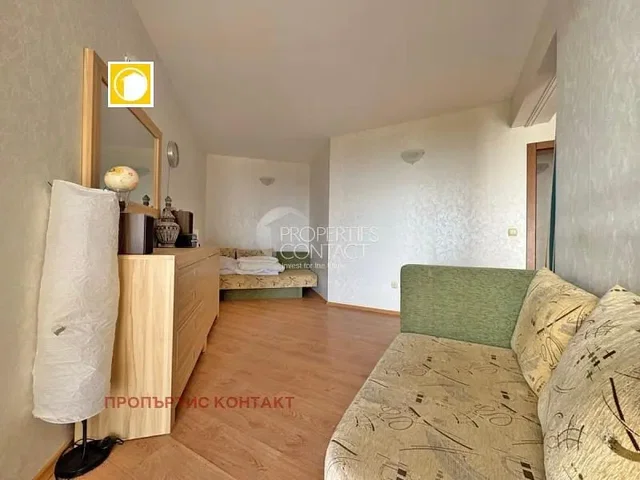 Salon; podłoga drewniana, światło dzienne