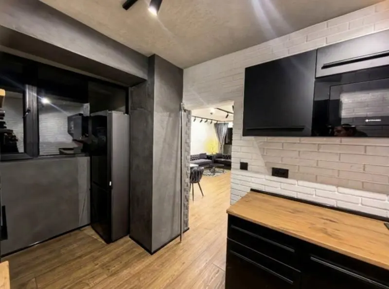 Cucina; elettrodomestici, pavimento in legno, luce naturale