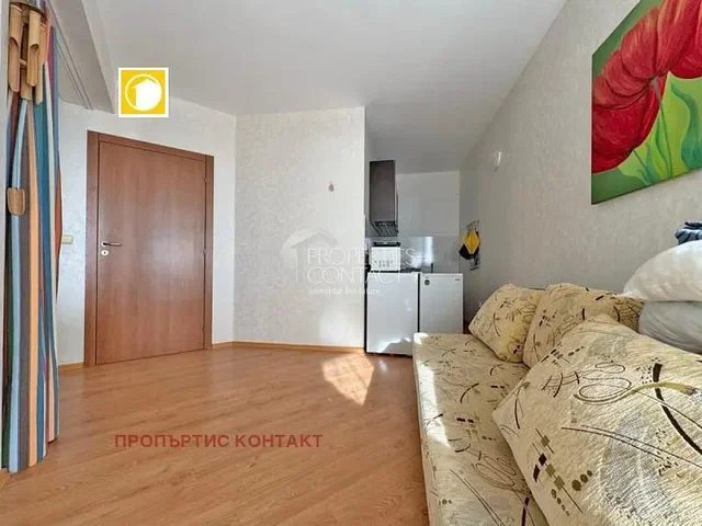 Salon; podłoga drewniana, światło dzienne