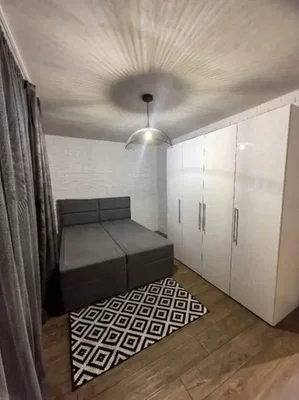 Camera da letto; pavimento in legno, luce naturale