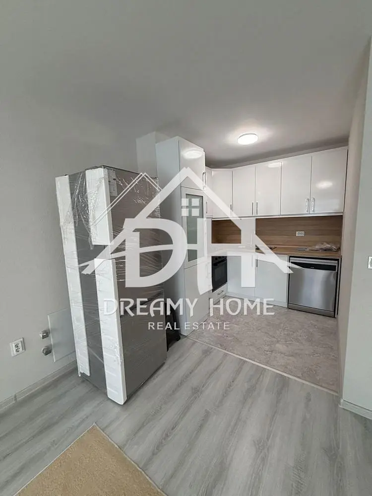 Cucina; elettrodomestici, pavimento in piastrelle