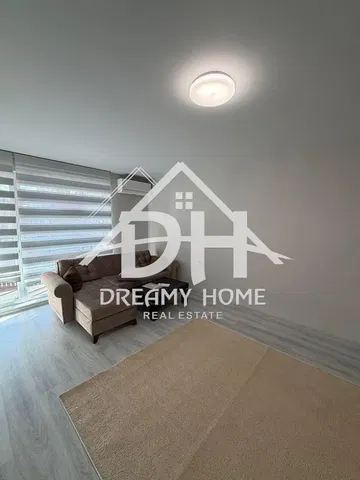 Obývací pokoj; přirozené světlo, dřevěná podlaha, moderní styl