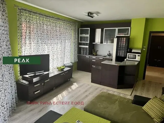 Obývací pokoj; výhled, přirozené světlo, moderní styl, dřevěná podlaha