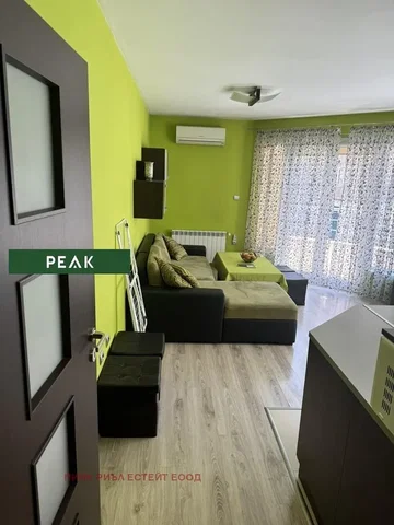 Obývací pokoj; dřevěná podlaha, přirozené světlo, moderní styl