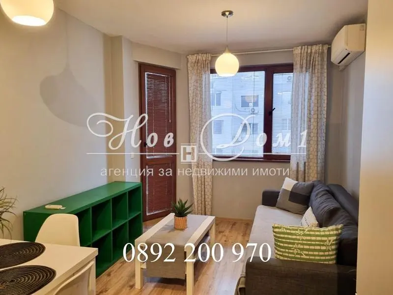 Obývací pokoj; výhled, přirozené světlo, moderní styl