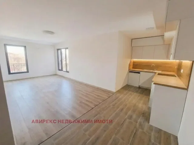 Cucina; vista, pavimento in legno, luce naturale