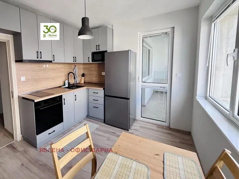 Kuchyně; kuchyňské spotřebiče, moderní styl, dřevěná podlaha, přirozené světlo