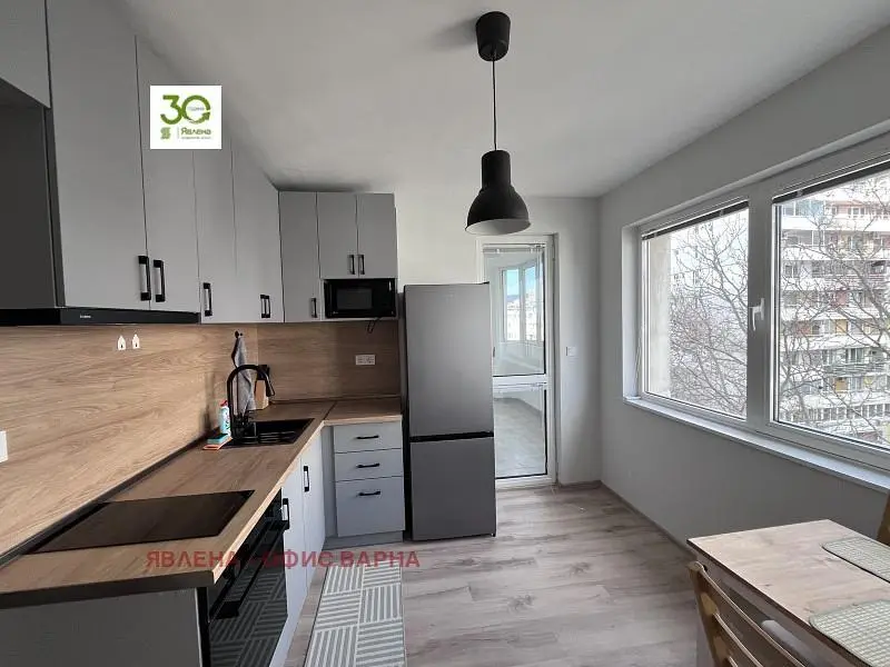 Kuchyně; kuchyňské spotřebiče, přirozené světlo, moderní styl