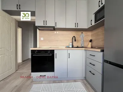 Kuchyně; kuchyňské spotřebiče, dřevěná podlaha, po rekonstrukci, přirozené světlo