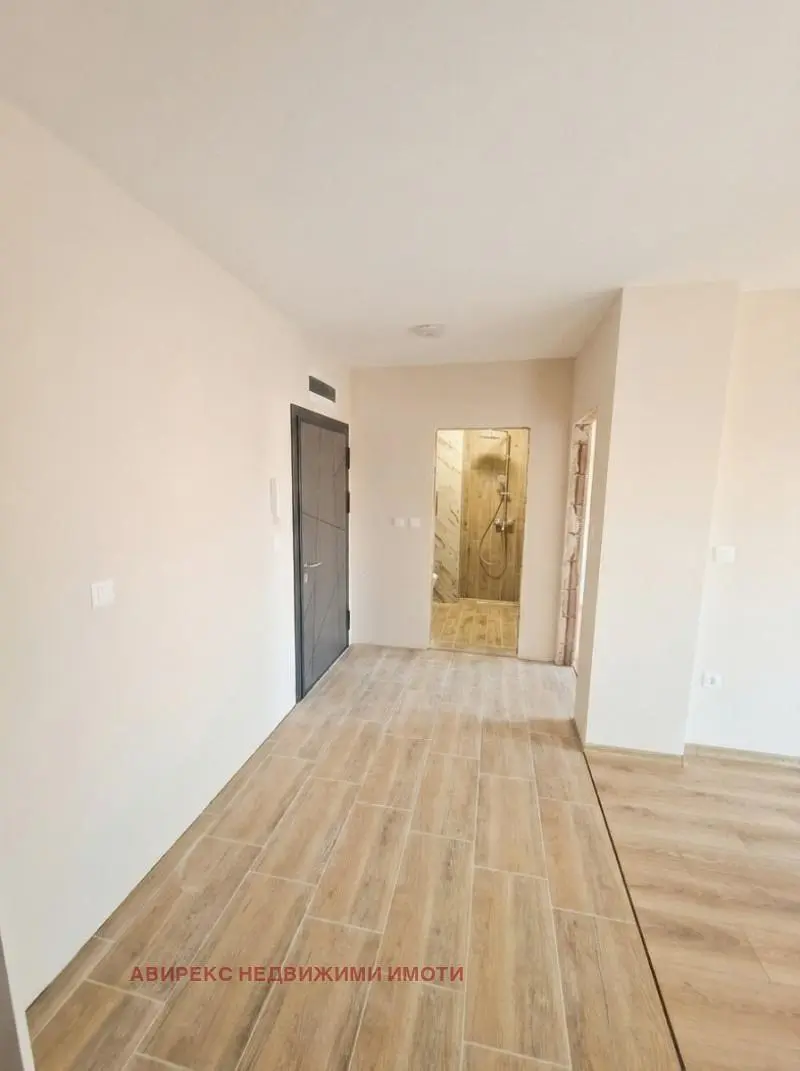 Banyo; fayans zemin, doğal ışık