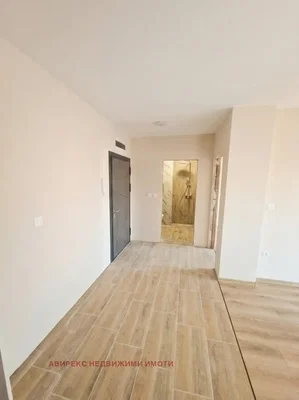 Banyo; fayans zemin, doğal ışık