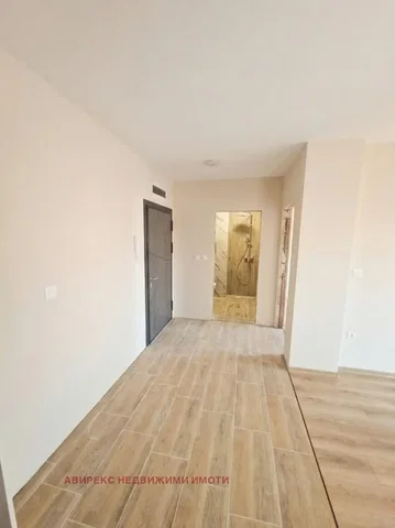 Bagno; pavimento in piastrelle, luce naturale